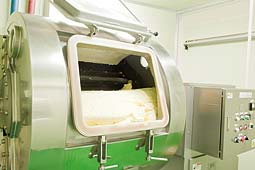 昔ながらの製法の回転式バターチャーン