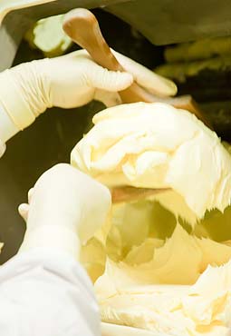 木製のローラーやヘラを使用